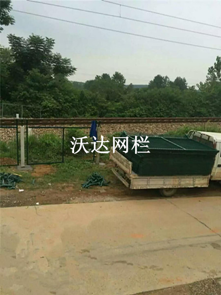 河南滬昆鐵路貴州段防護(hù)柵欄護(hù)欄網(wǎng)項(xiàng)目圖片3