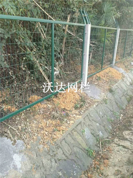 河南滬昆鐵路貴州段防護(hù)柵欄護(hù)欄網(wǎng)項(xiàng)目圖片4