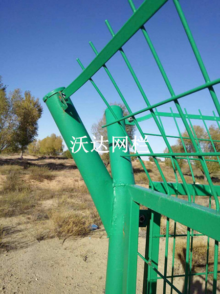 山東內(nèi)蒙古烏拉特中旗油井護(hù)欄網(wǎng)工程圖片3