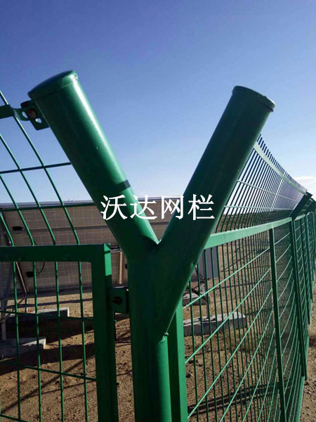 山東內(nèi)蒙古烏拉特中旗油井護(hù)欄網(wǎng)工程圖片4