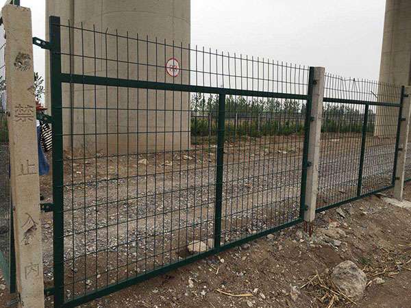 黑龍江鐵路橋下防護(hù)柵欄圖片3