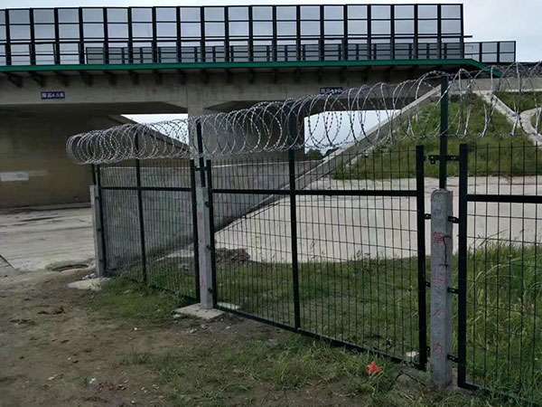 黑龍江鐵路橋下防護(hù)柵欄圖片4