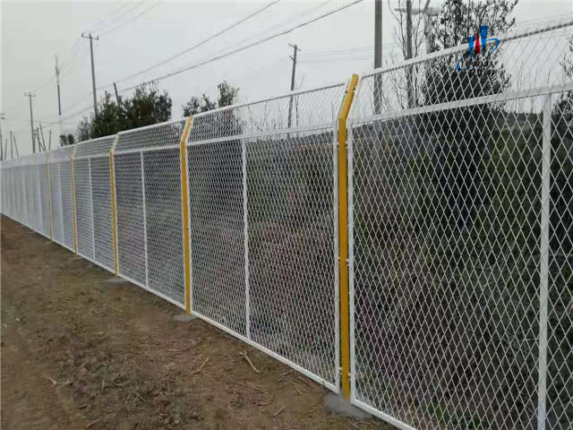 河南鋼板網護欄圖片5
